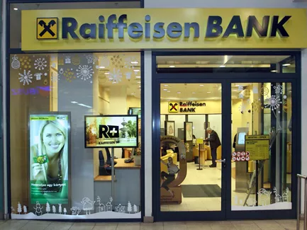 Az Erste után a Raiffeisen is leépít