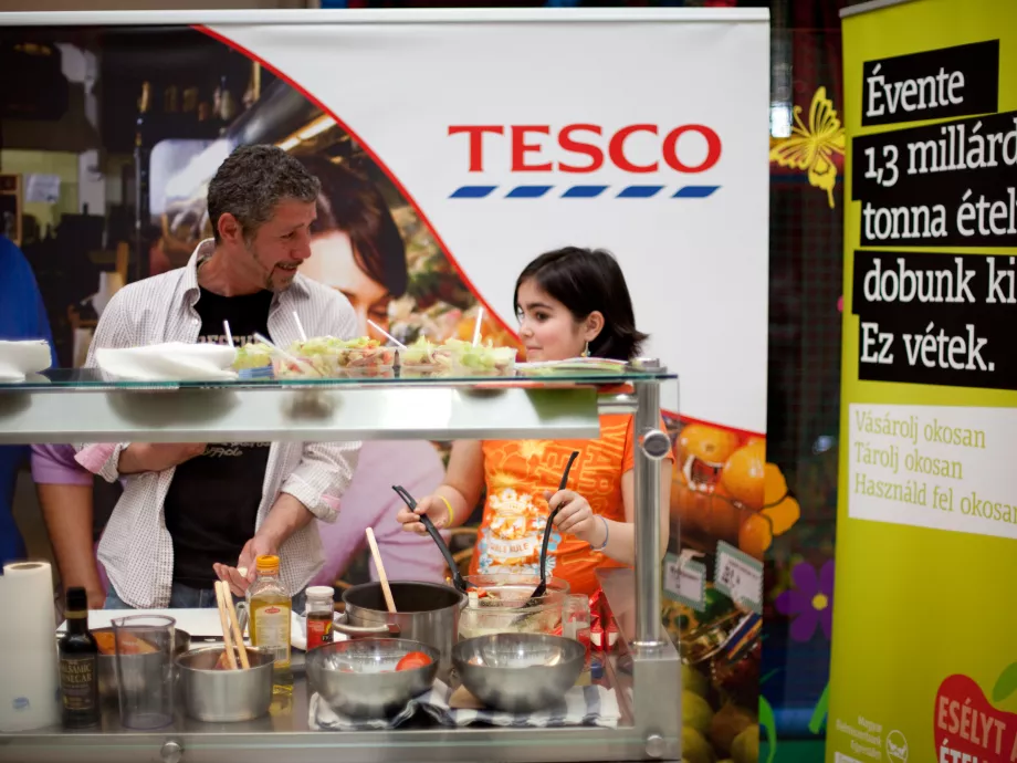 A Tesco és az Élelmiszerbank az élelmiszerpazarlás ellen kampányol