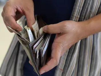 Döntött a kormány a minimálbér-emelés támogatásáról