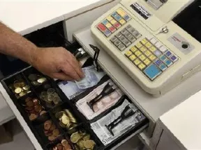 Még többet fizethetnek a boltosok a péntárgépcseréért