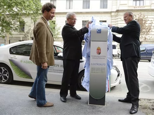 55 liter 220 voltot kérek!