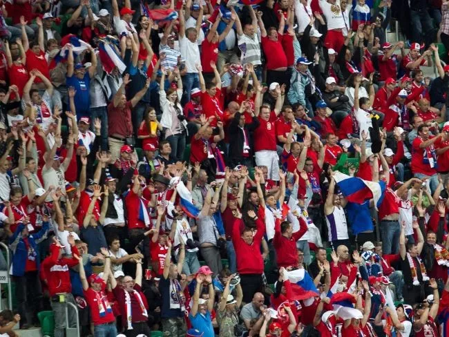 Evéssel vigasztalódnak a vesztes csapat drukkerei
