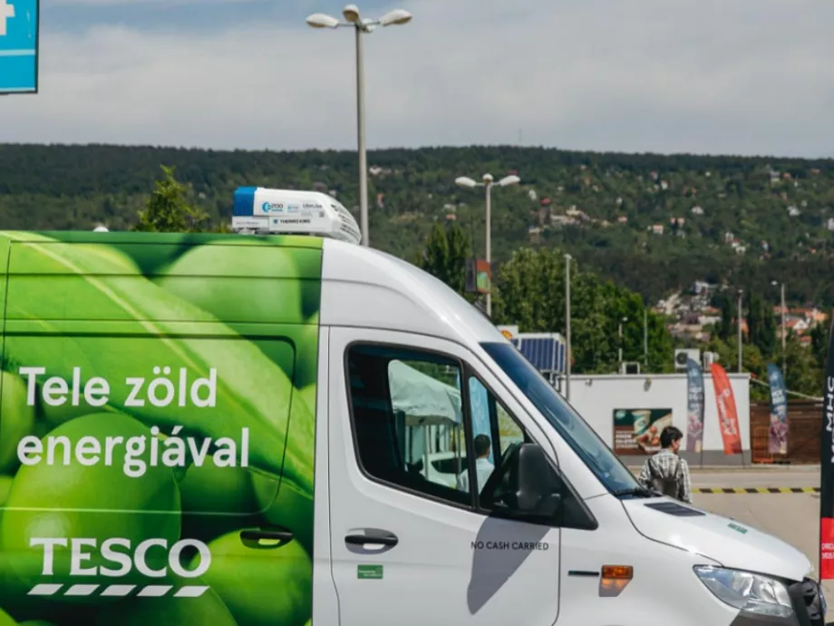 Elektromos kiszállító furgonokat vezetett be a Tesco