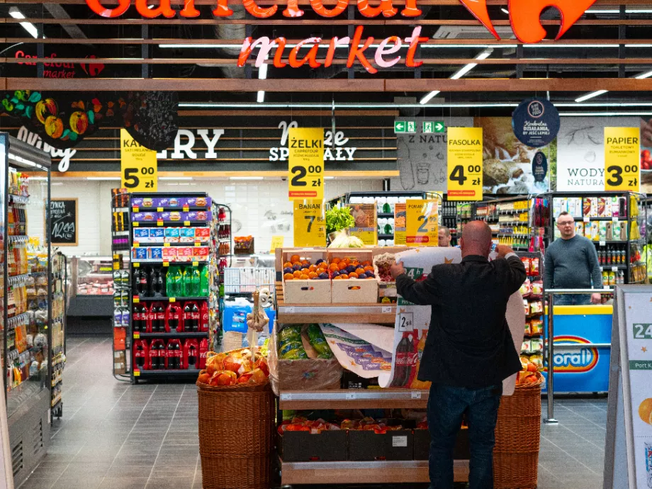 A Carrefour Polska fizet a visszavitt műanyag palackokért és alumíniumdobozokért