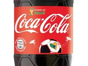 Focilabda mintájú palackban a Coca-Cola