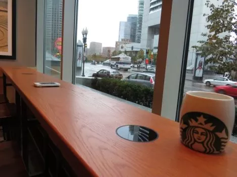 Emeli a tétet a Starbucks
