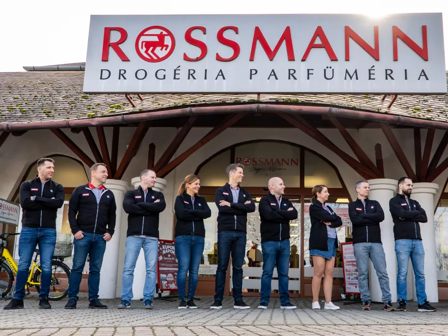 Árufeltöltőnek és kasszásnak álltak a Rossmann vezetői
