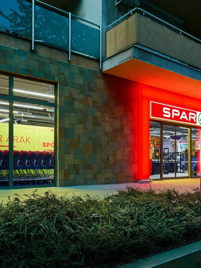 1,8 milliárdos beruházással korszerűsítette három áruházát a SPAR