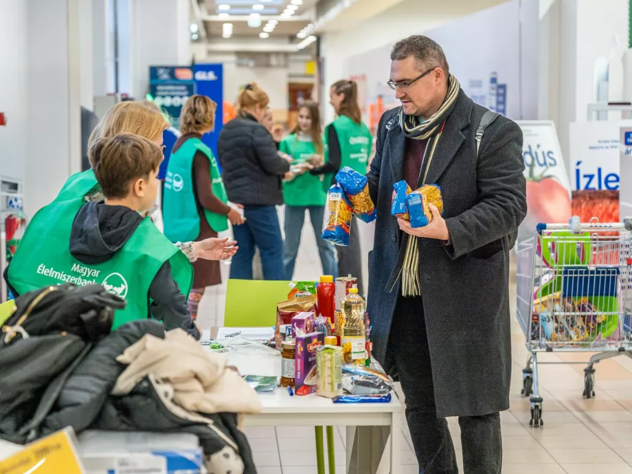 Félmilliárd forintnyi adomány érkezett az Élelmiszerbank akciójában