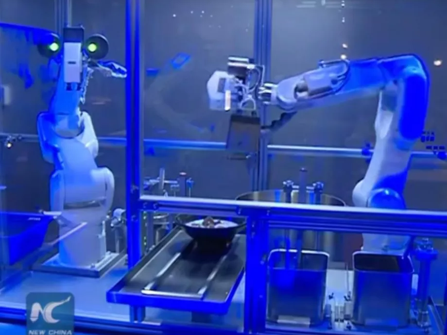 Két robot készíti a ráment egy kínai standon