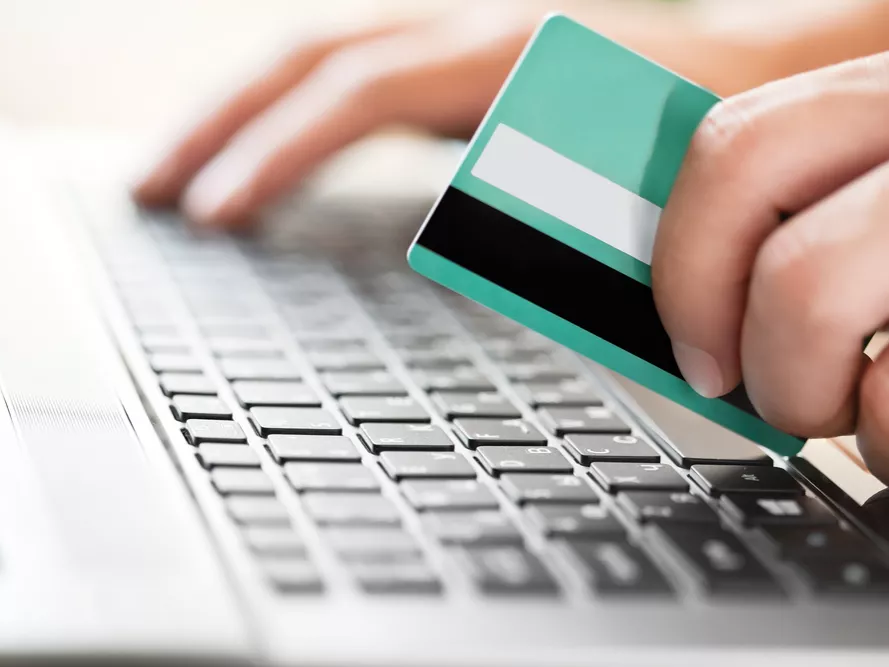 Továbbra is állja az online vett áruk visszaszállítási költségeit a PayPal