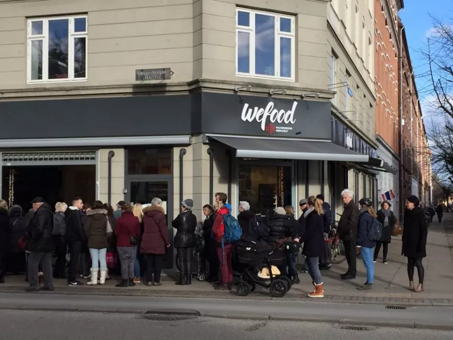 Lejárt élelmiszereket árul egy koppenhágai üzlet