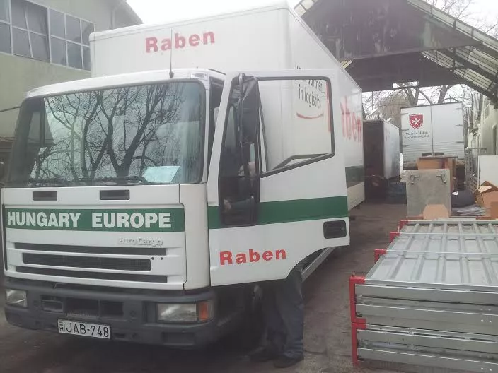 A Máltai Szeretetszolgálatnak ajándékozta feleslegessé vált bútorait a Raben