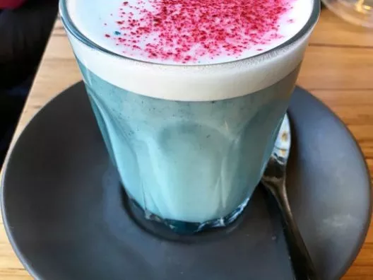 A kék algás tejeskávé kék, mivel kék algás