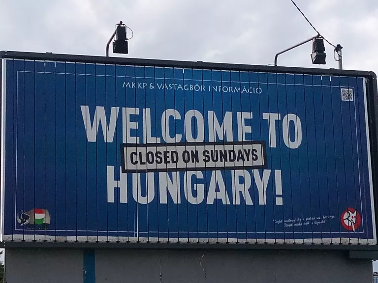 A kormány most az óriásplakátoknak megy neki