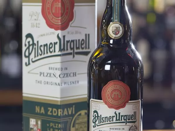 5 érdekes történet karácsonyra a kézzel készült 1 literes Pilsner Urquell csatos üveg mellé