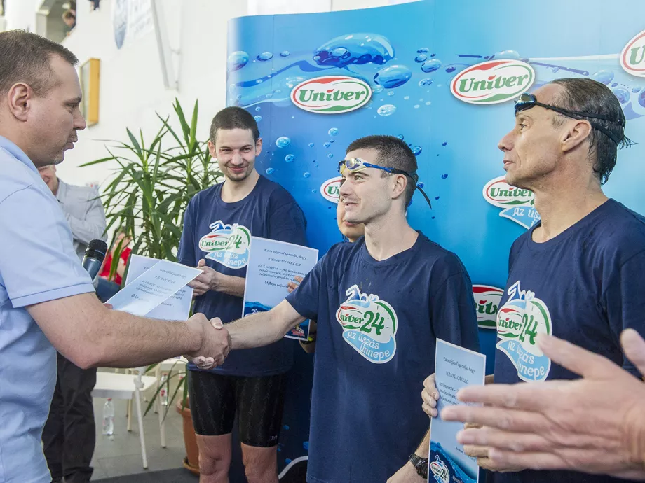 Az Univer teljes mellszélességgel az úszósport mellett