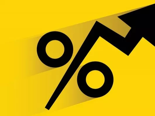 Elfogadták a reklámadó emelését