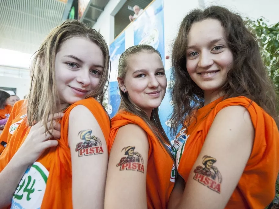Ezrek úsztak Erős Pistával az Univer24-en