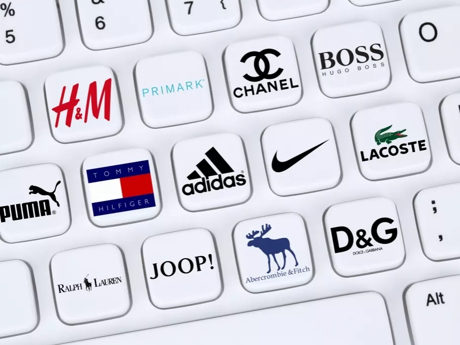 Adidas védjegy: a három csík üti a kettőt