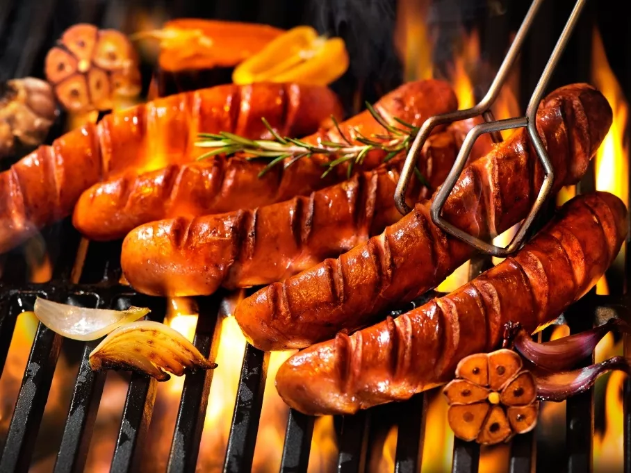A grillkolbász a kerti partik slágere