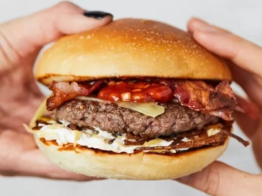 Többezer hamburgerrel a rászorulókért