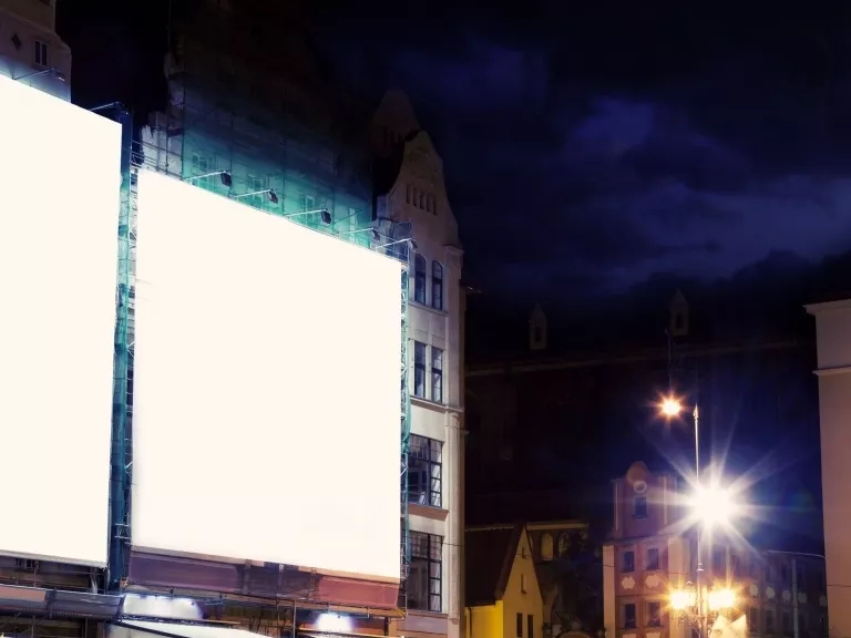 Sorra vezetik be a települések a plakátadót