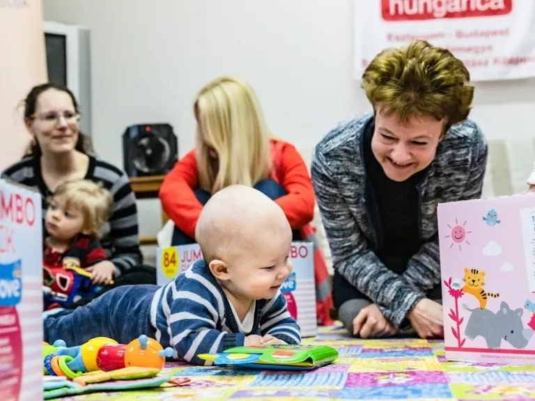 Pelenkákat adományozott a dm