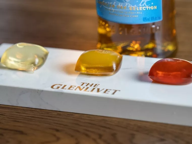 Algába csomagolt whiskykoktél-kapszulák