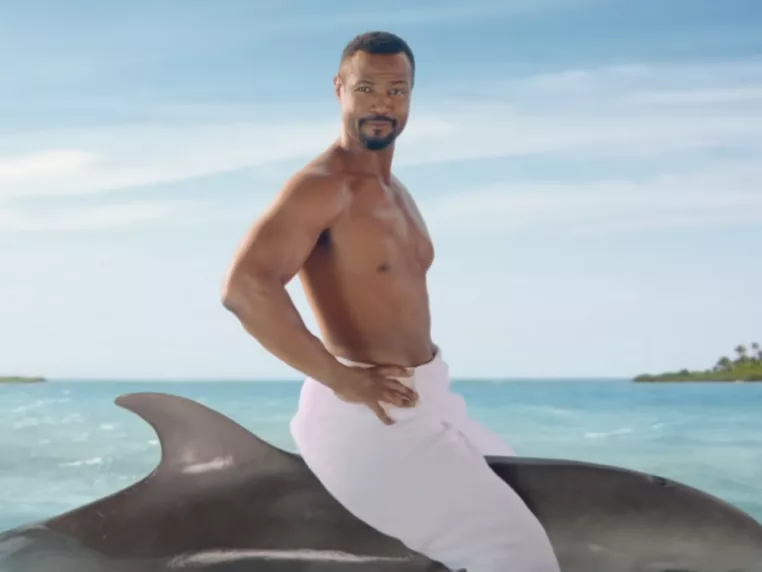 Fiával tér vissza az Old Spice álomférfija