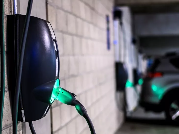 Átnyergel az e-autókra a Schneider Electric