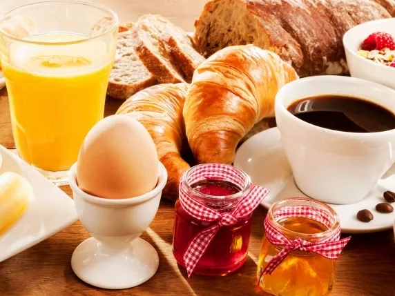 A bőséges reggeli zabálja a kalóriákat
