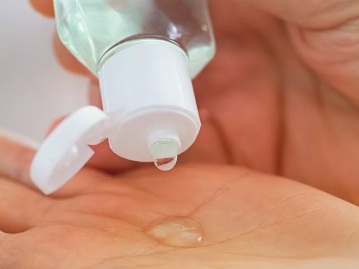 Kéztisztító gélt adományoz a Garnier