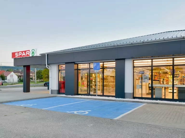 Megújította három áruházát a SPAR