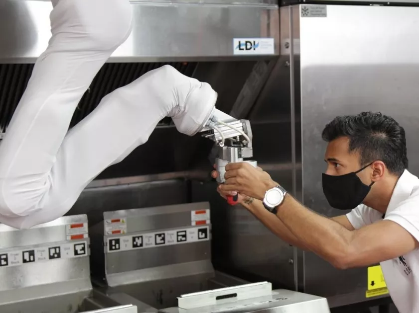 Már kapható a plafonon csúszkáló konyhai robotkar