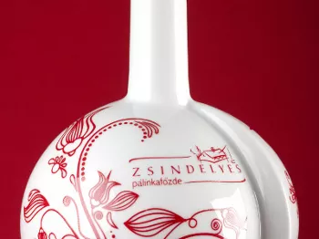 Zsindelyes Újfehértói Meggypálinka Zsolnayban