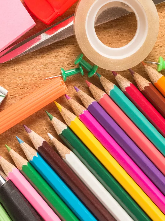 Tanszerekre készülnek a családok