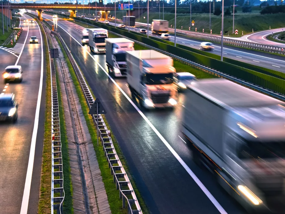 Nő a logisztikai ágazat, de visszaesett a középmezőny nyeresége