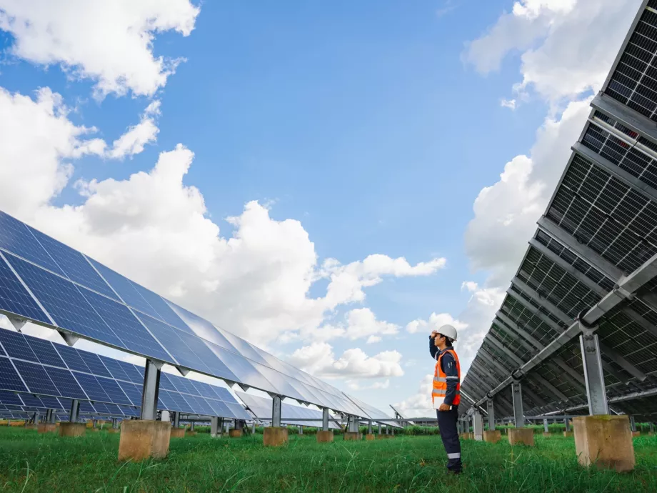 Magyar napenergiai és energiatárolási beruházásokat finanszíroz az EBRD
