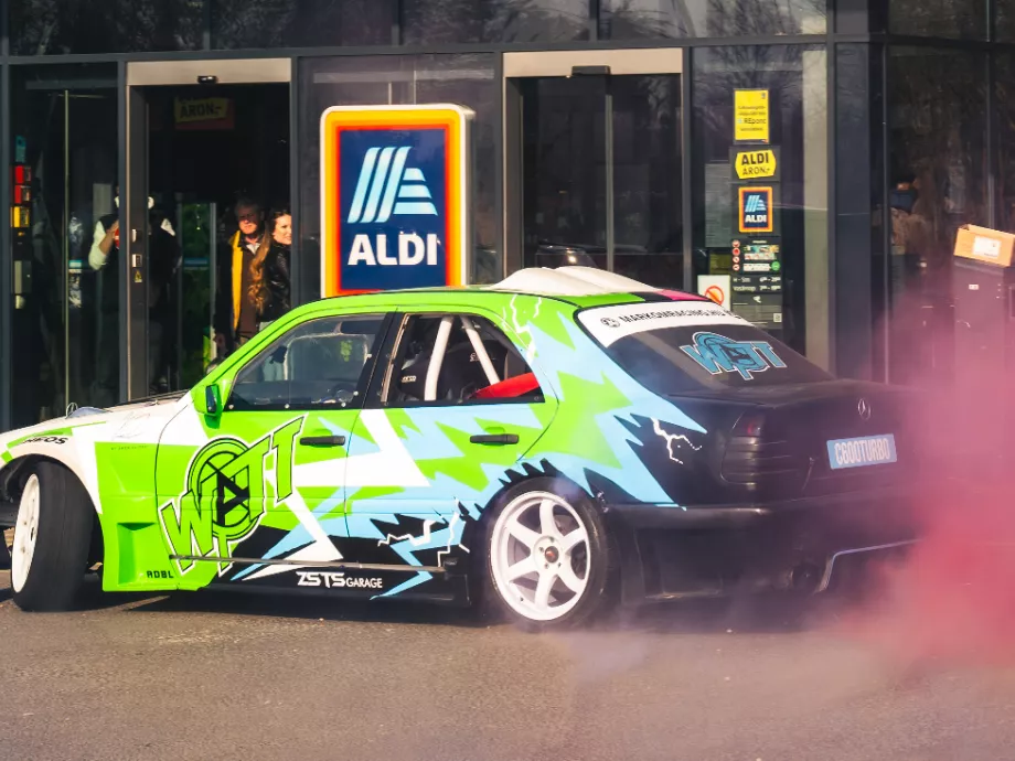 Autós látványvideóval kísért energiaital-bevezetés az ALDI-nál