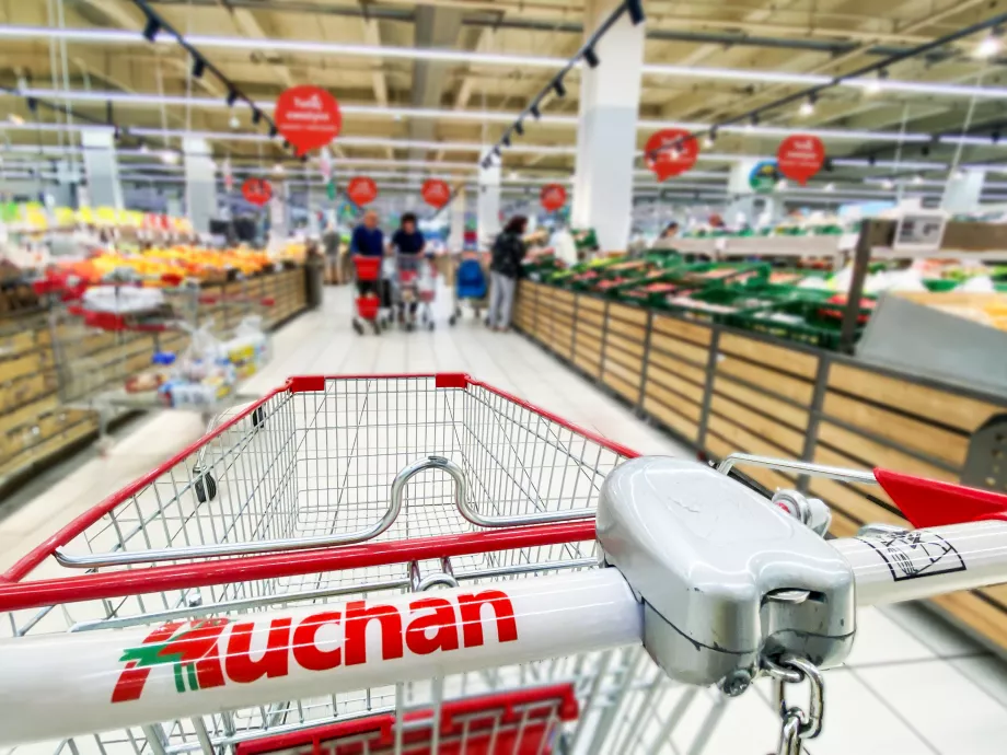 A Magyar Vöröskereszttel közösen gyűjt az Auchan