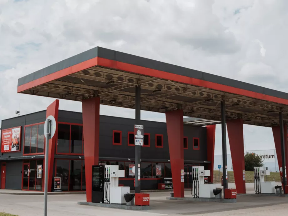 Új benzinkutat és shopot nyitott az Auchan