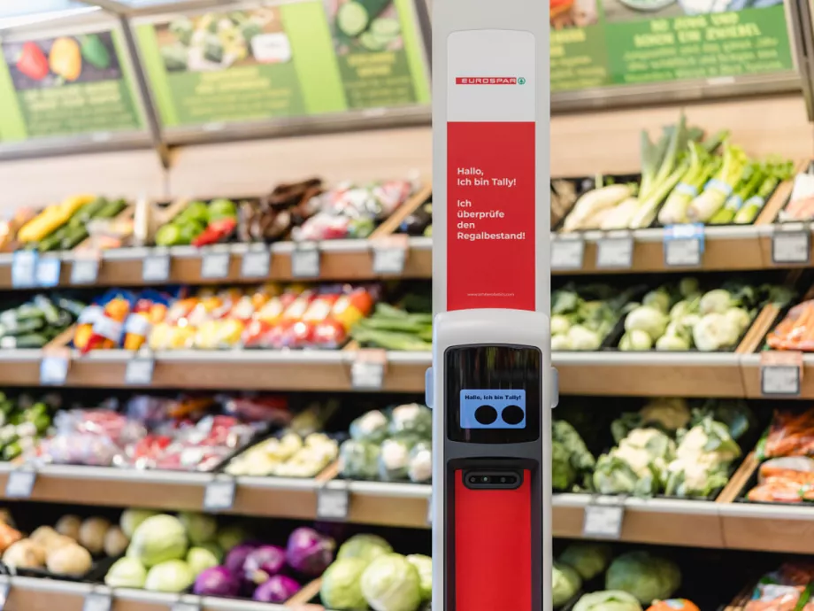 Robot figyeli a polcokat a SPAR-nál