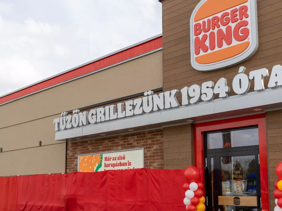 Megnyílt a Burger King első autópálya-étterme Magyarországon