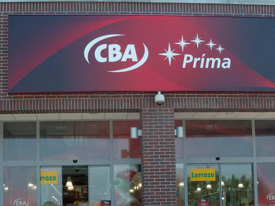 Szacsvay László segíti a Príma üzletek vásárlóit