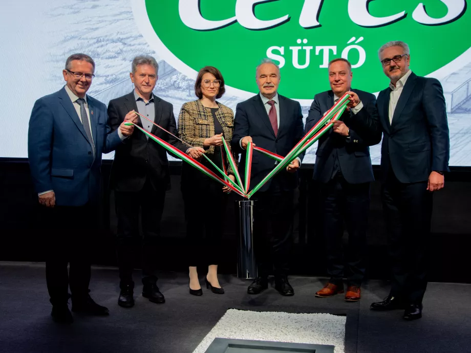 Letették a Ceres új gyárának alapkövét Tatán