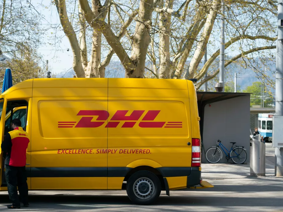 A DHL pótdíjakkal készül az őszi szezonra