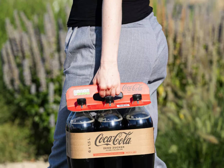 Hullámpapír hordfülekkel újított a Coca-Cola