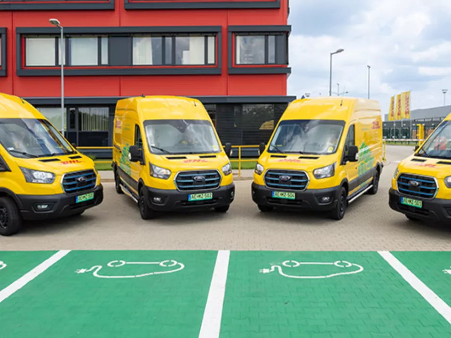 Zöldít a DHL: megduplázza elektromos furgonjainak számát Budapesten