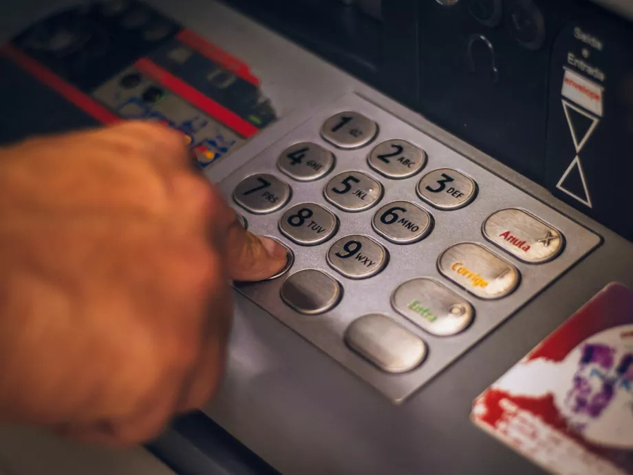 K&H: forradalom az ATM-eknél, rengeteg tranzakciót érint az új lépés